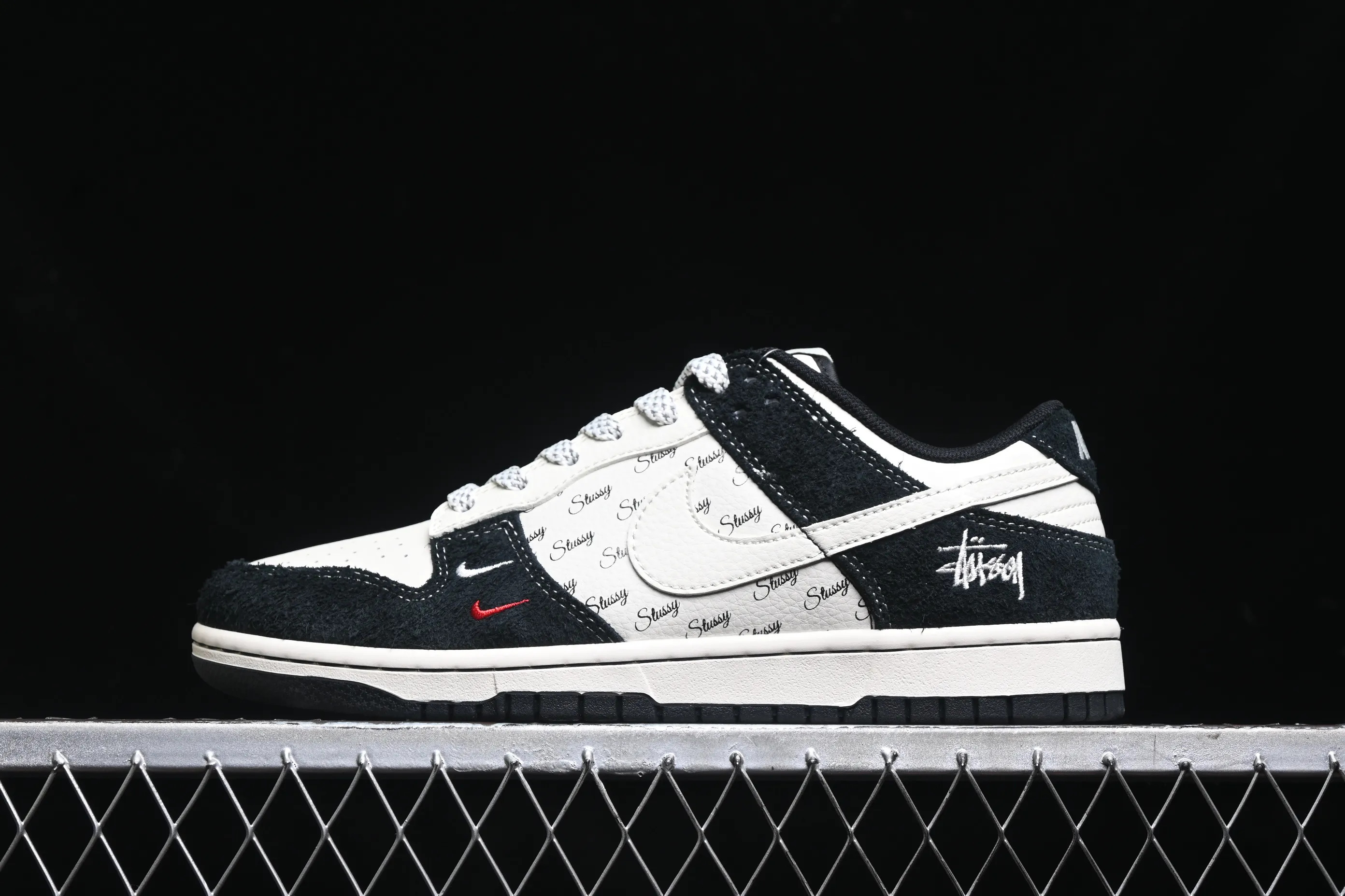 All categories Nk SB Dunk Series Nk SB Dunk Low High-end customized low-top sneakers Nk SB Dunk Low Stusi joint-black and white double hook Anniversary high-end customized low-top casual sneakers XY1688-017